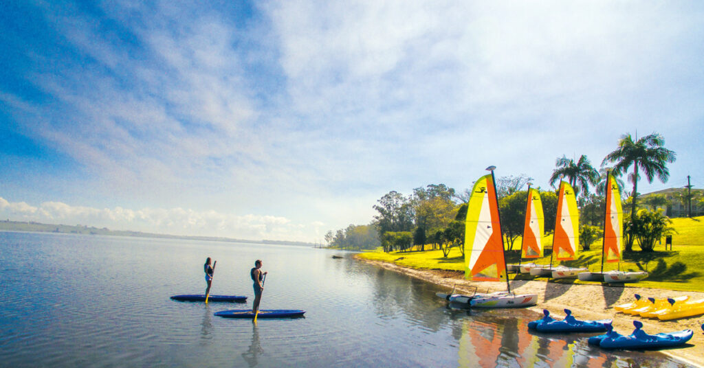 Catamarãs, caiaques e stand-up paddle nas águas calmas do lago