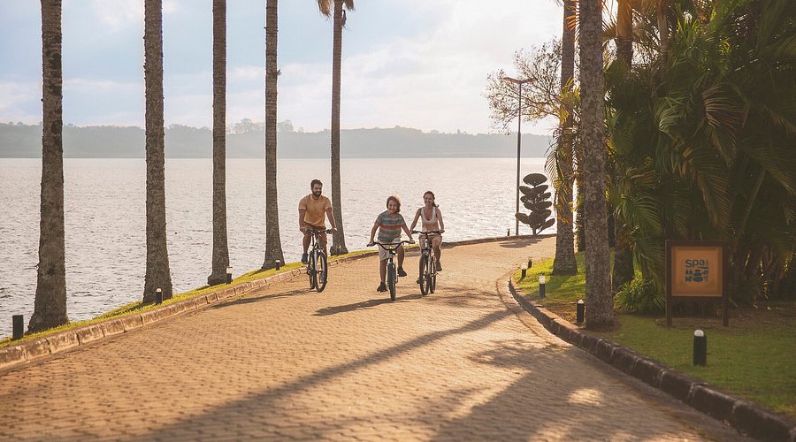 Família passeando de bicicleta pelas ciclovias do resort