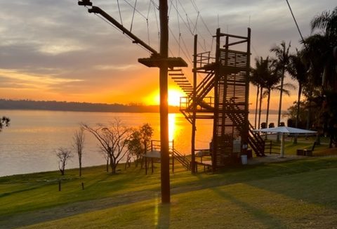 Tirolesa e arvorismo ao pôr do sol à beira do lago